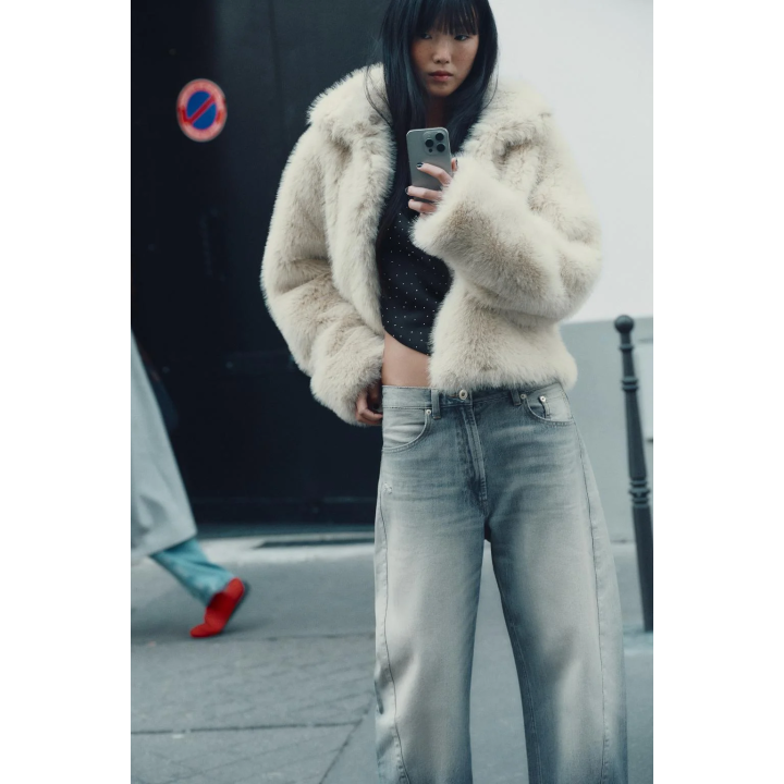 КОРОТКОЕ ПАЛЬТО ИЗ ИСКУССТВЕННОГО МЕХА С ЗАСТЕЖКАМИ-ТОГГЛ