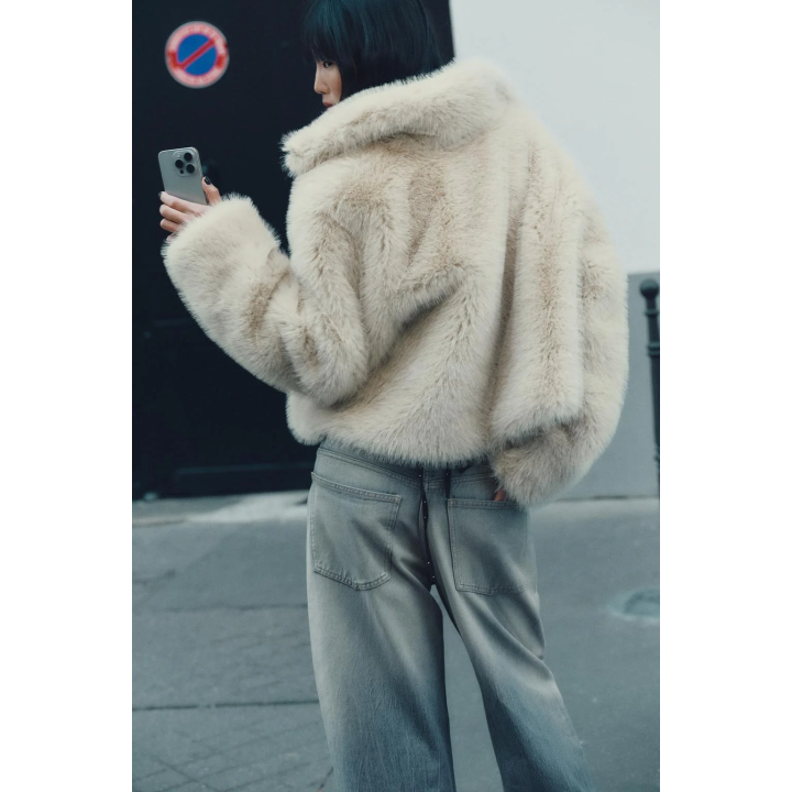 КОРОТКОЕ ПАЛЬТО ИЗ ИСКУССТВЕННОГО МЕХА С ЗАСТЕЖКАМИ-ТОГГЛ