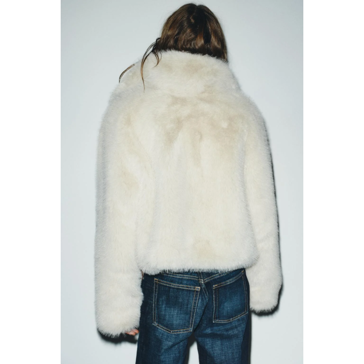 КОРОТКОЕ ПАЛЬТО ИЗ ИСКУССТВЕННОГО МЕХА С ЗАСТЕЖКАМИ-ТОГГЛ