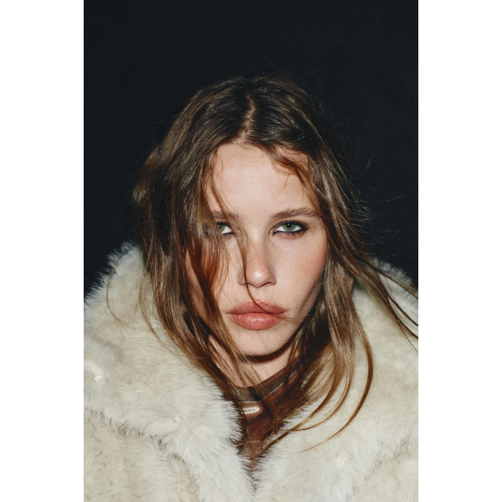 КОРОТКОЕ ПАЛЬТО ИЗ ИСКУССТВЕННОГО МЕХА С ЗАСТЕЖКАМИ-ТОГГЛ