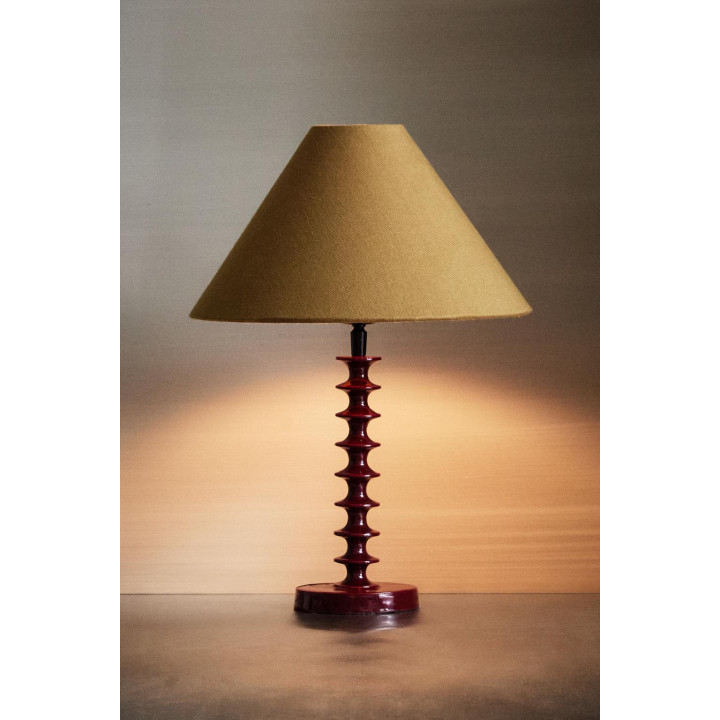 Металлическая настольная лампа