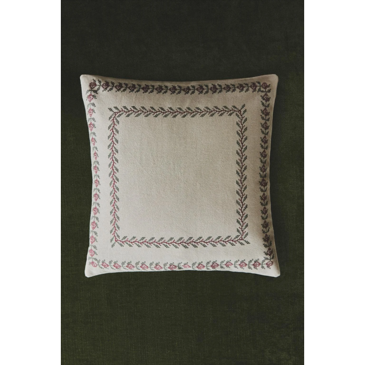 Чехол на подушку к рождеству с листьями по краю