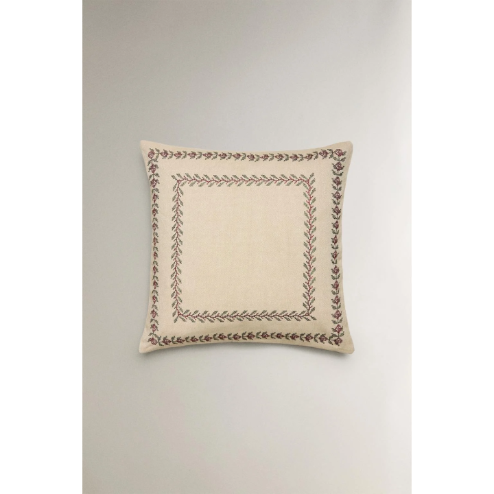 Чехол на подушку к рождеству с листьями по краю