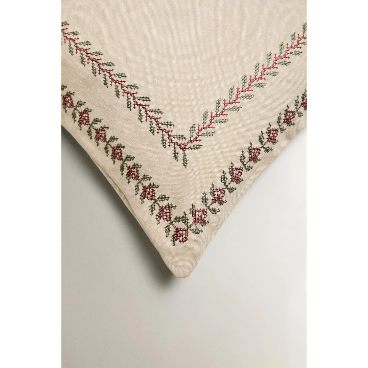 Чехол на подушку к рождеству с листьями по краю