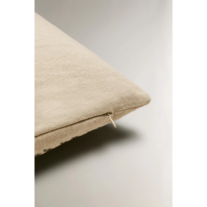 Чехол на подушку к рождеству с листьями по краю