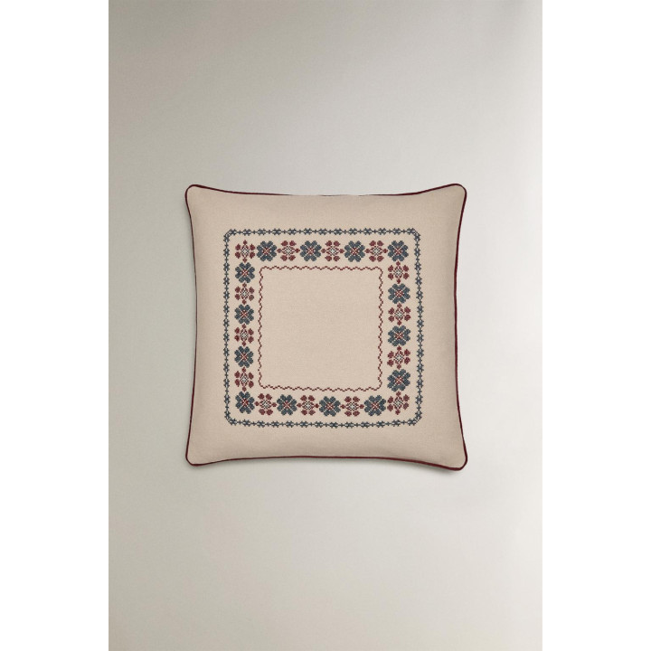 Подушка с вышитым рождественским узором из хлопка