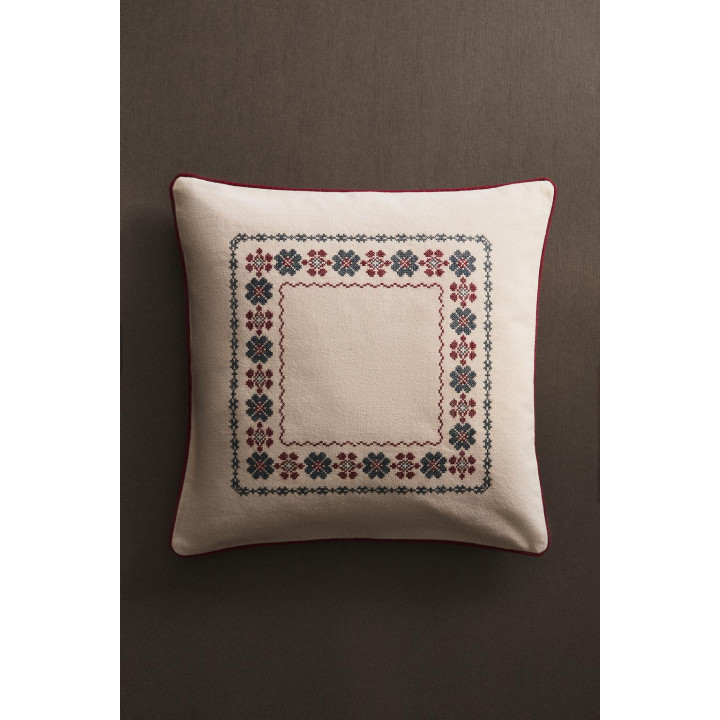 Подушка с вышитым рождественским узором из хлопка