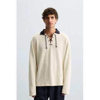 ТОЛСТОВКА С РЕЛЬЕФНЫМ УЗОРОМ И ШНУРКОМ