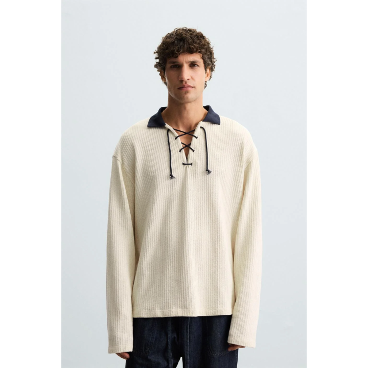 ТОЛСТОВКА С РЕЛЬЕФНЫМ УЗОРОМ И ШНУРКОМ