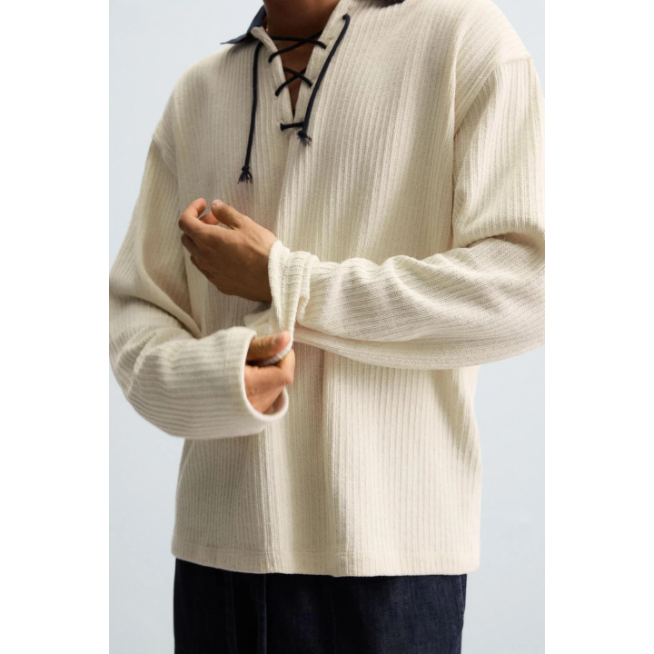 ТОЛСТОВКА С РЕЛЬЕФНЫМ УЗОРОМ И ШНУРКОМ