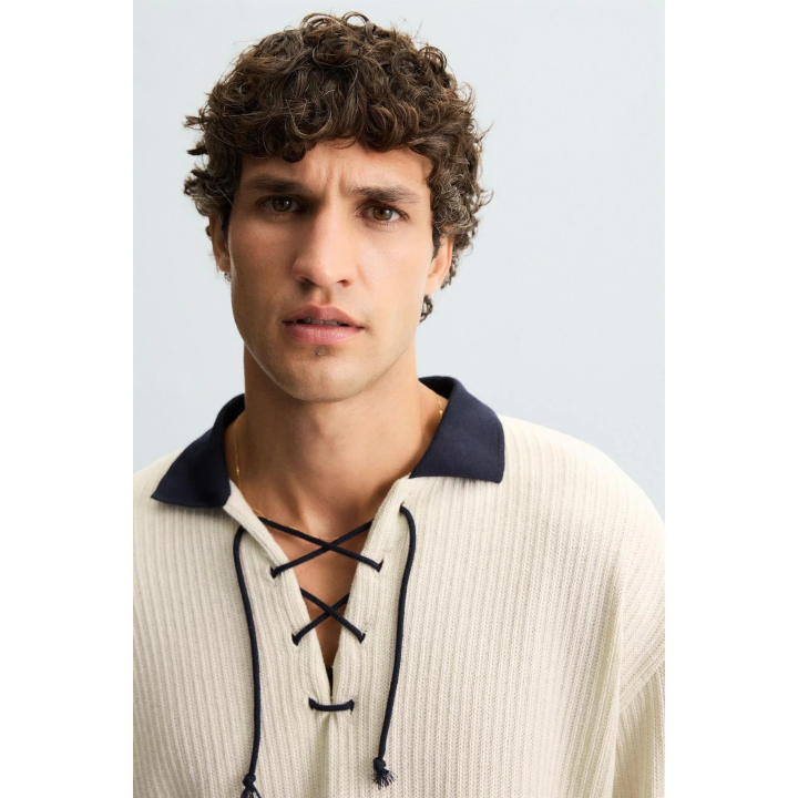 ТОЛСТОВКА С РЕЛЬЕФНЫМ УЗОРОМ И ШНУРКОМ