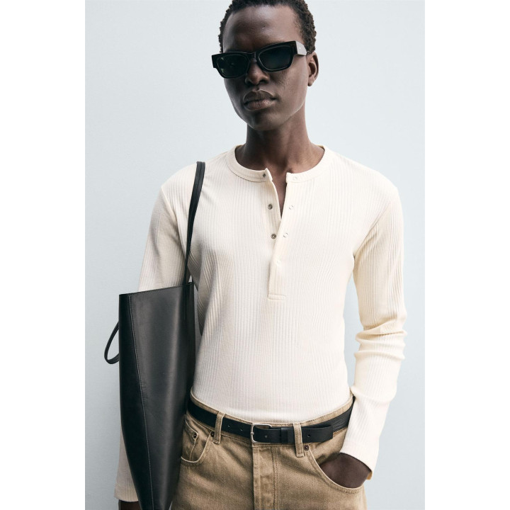 ФУТБОЛКА С ВОРОТНИКОМ НА ПУГОВИЦАХ ИЗ РЕЛЬЕФНОЙ ТКАНИ