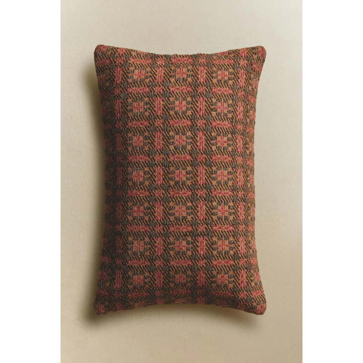 Подушка с геометрическим узором