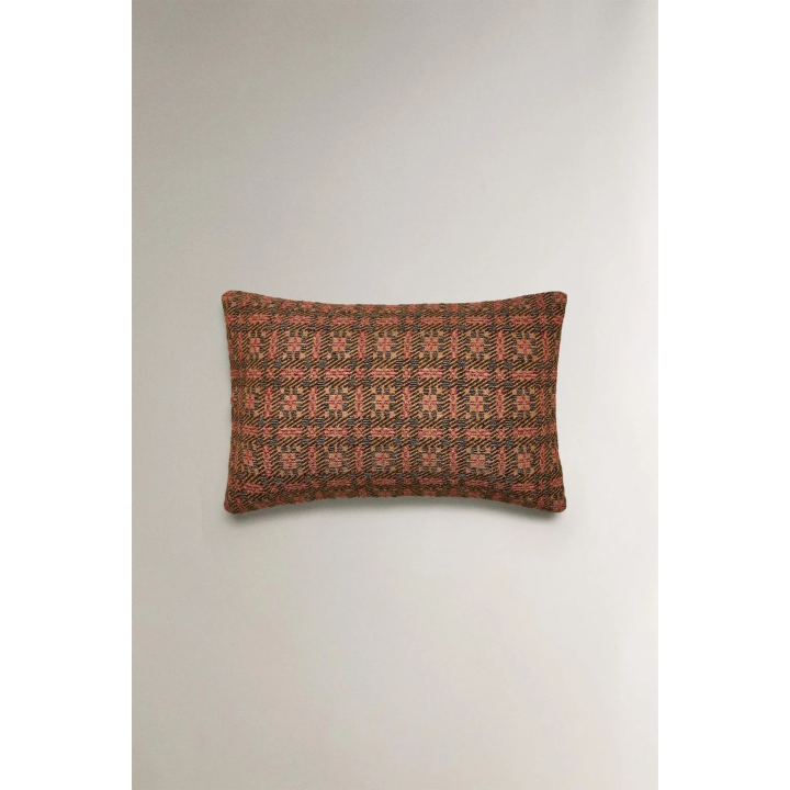 Подушка с геометрическим узором