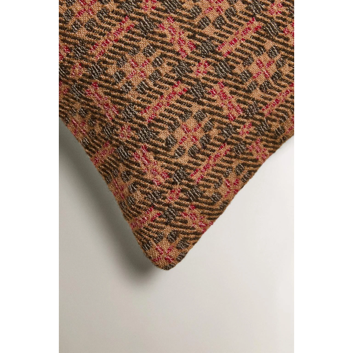 Подушка с геометрическим узором