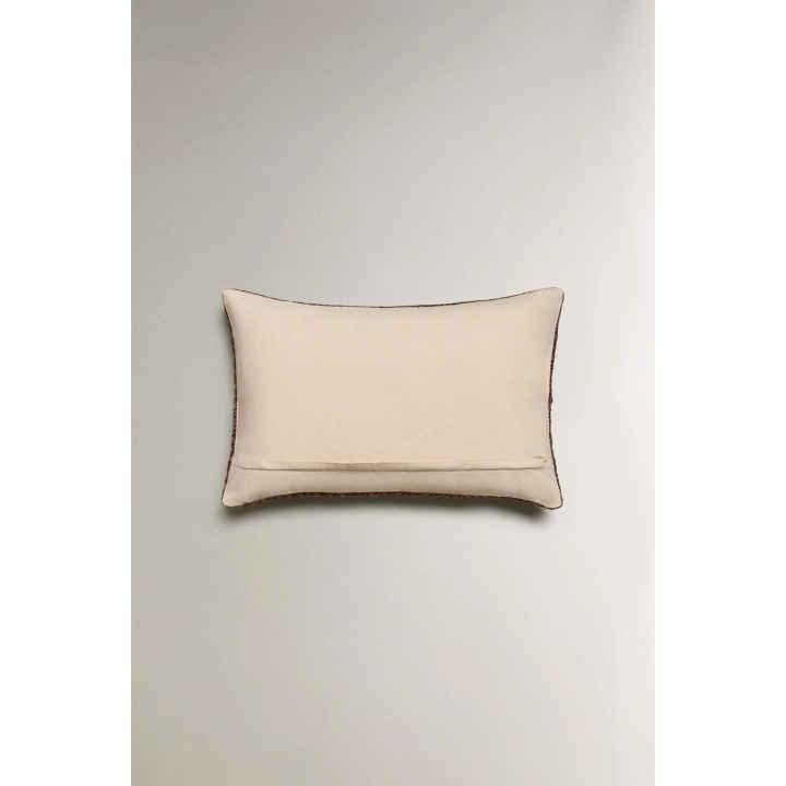 Подушка с геометрическим узором