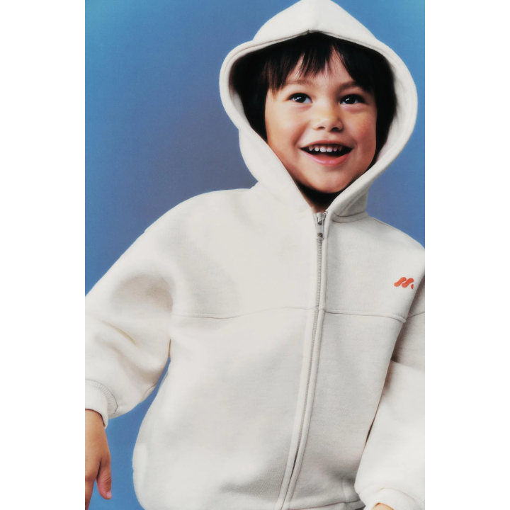 ТОЛСТОВКА НА МОЛНИИ С РЕЛЬЕФНЫМ ЛОГОТИПОМ