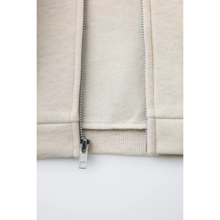 ТОЛСТОВКА НА МОЛНИИ С РЕЛЬЕФНЫМ ЛОГОТИПОМ