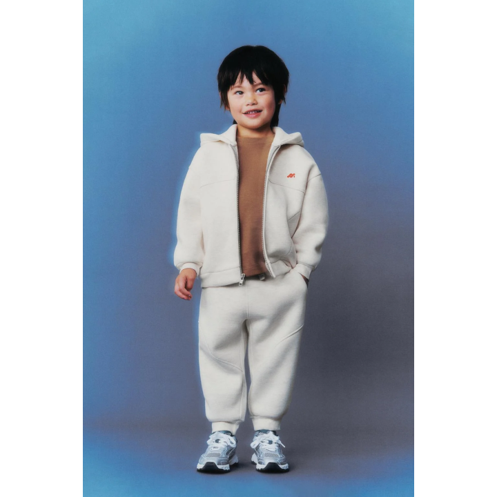 ТОЛСТОВКА НА МОЛНИИ С РЕЛЬЕФНЫМ ЛОГОТИПОМ