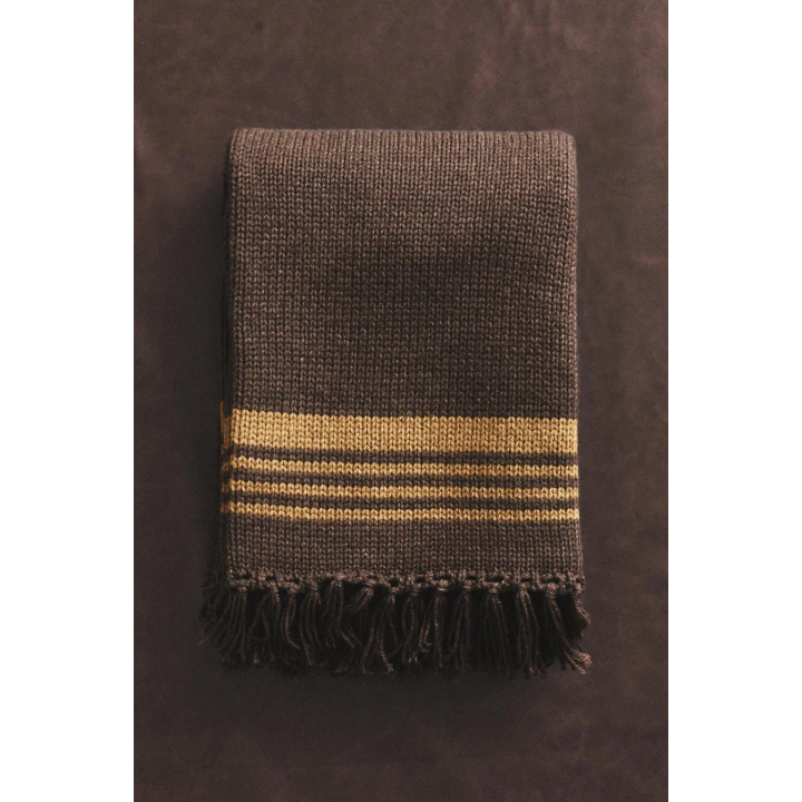 Плед с бахромой из вязаного полотна