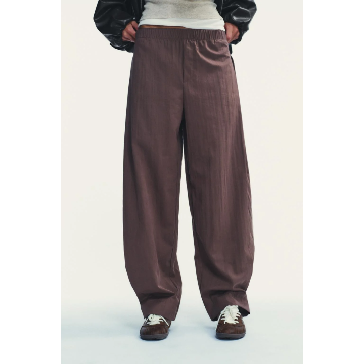 НЕЙЛОНОВЫЕ БРЮКИ С ПУГОВИЦАМИ СНИЗУ