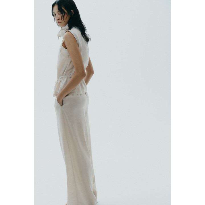 ЖИЛЕТ ИЗ СТРУЯЩЕЙСЯ ТКАНИ С РЕГУЛИРУЕМОЙ ПОСАДКОЙ