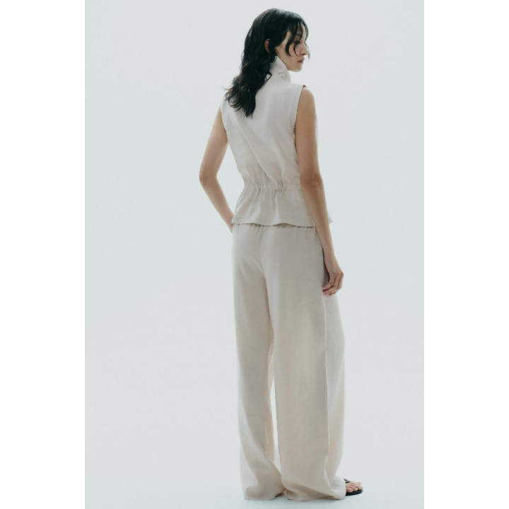 ЖИЛЕТ ИЗ СТРУЯЩЕЙСЯ ТКАНИ С РЕГУЛИРУЕМОЙ ПОСАДКОЙ