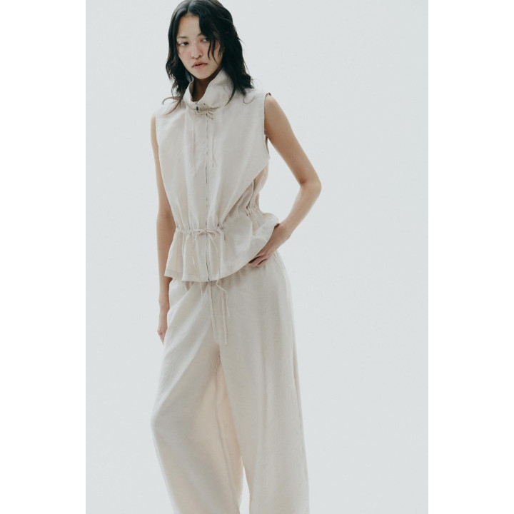 ЖИЛЕТ ИЗ СТРУЯЩЕЙСЯ ТКАНИ С РЕГУЛИРУЕМОЙ ПОСАДКОЙ