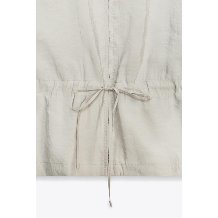 ЖИЛЕТ ИЗ СТРУЯЩЕЙСЯ ТКАНИ С РЕГУЛИРУЕМОЙ ПОСАДКОЙ