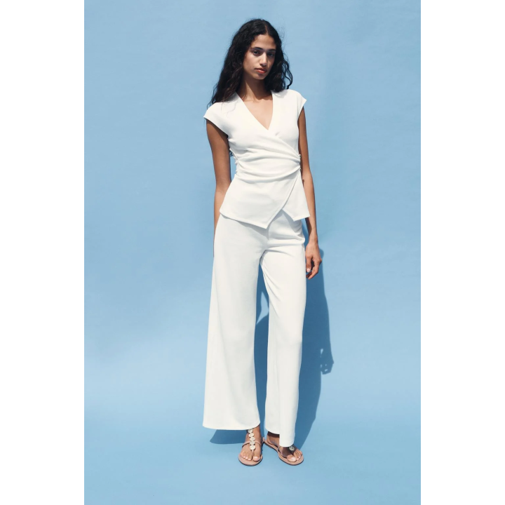 ТОП ИЗ РЕЛЬЕФНОЙ ТКАНИ С БРОШЬЮ