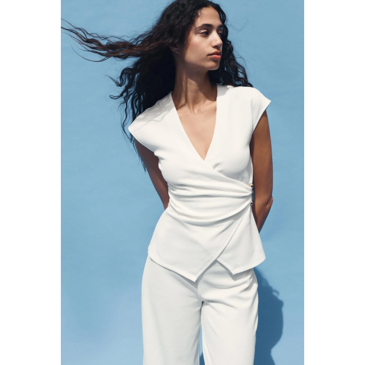 ТОП ИЗ РЕЛЬЕФНОЙ ТКАНИ С БРОШЬЮ