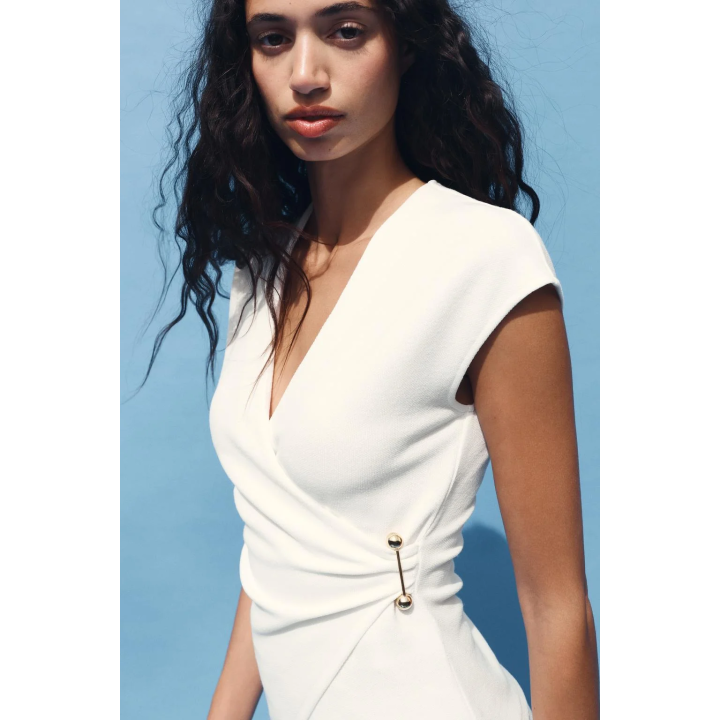 ТОП ИЗ РЕЛЬЕФНОЙ ТКАНИ С БРОШЬЮ