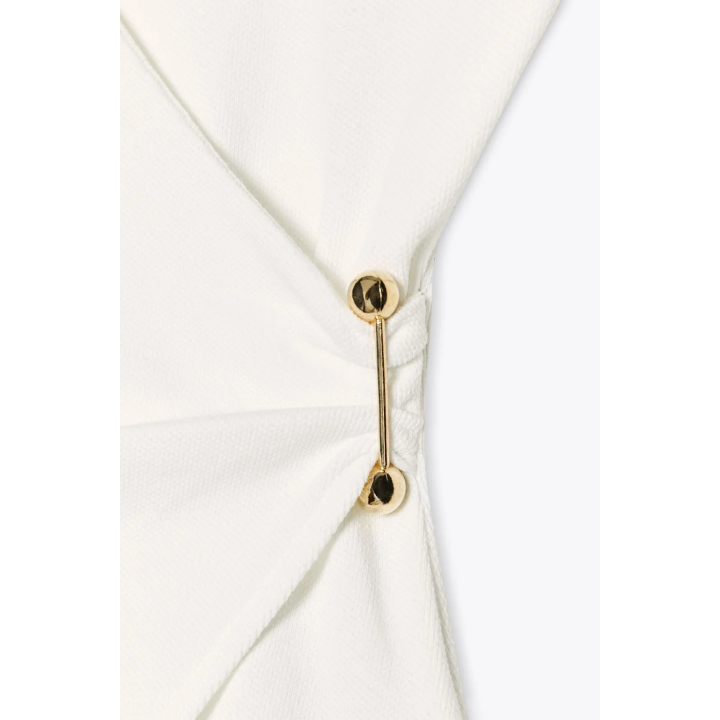 ТОП ИЗ РЕЛЬЕФНОЙ ТКАНИ С БРОШЬЮ