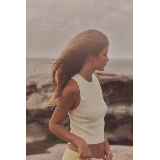 ТРИКОТАЖНЫЙ ТОП С ВЫРЕЗОМ НА СПИНЕ