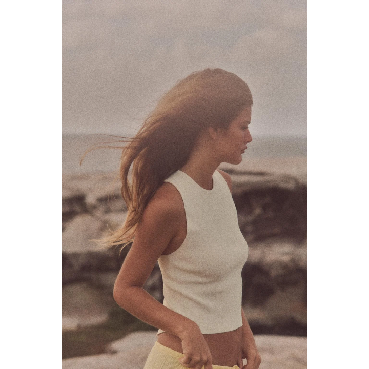 ТРИКОТАЖНЫЙ ТОП С ВЫРЕЗОМ НА СПИНЕ