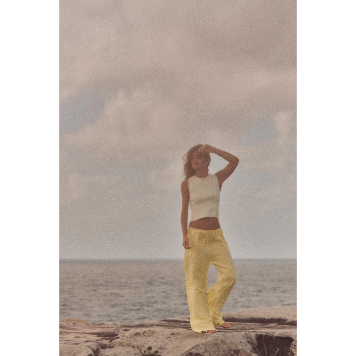 ТРИКОТАЖНЫЙ ТОП С ВЫРЕЗОМ НА СПИНЕ