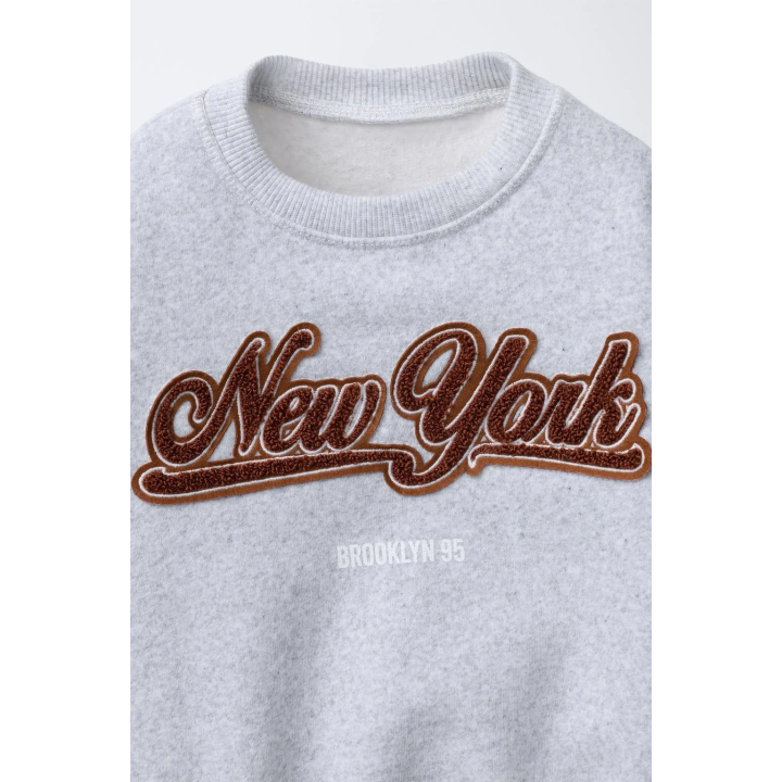 ТОЛСТОВКА С ВЫШИТОЙ НАДПИСЬЮ ИЗ МАХРОВОЙ ТКАНИ