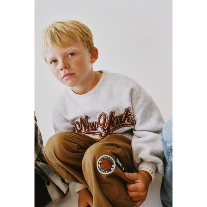 ТОЛСТОВКА С ВЫШИТОЙ НАДПИСЬЮ ИЗ МАХРОВОЙ ТКАНИ