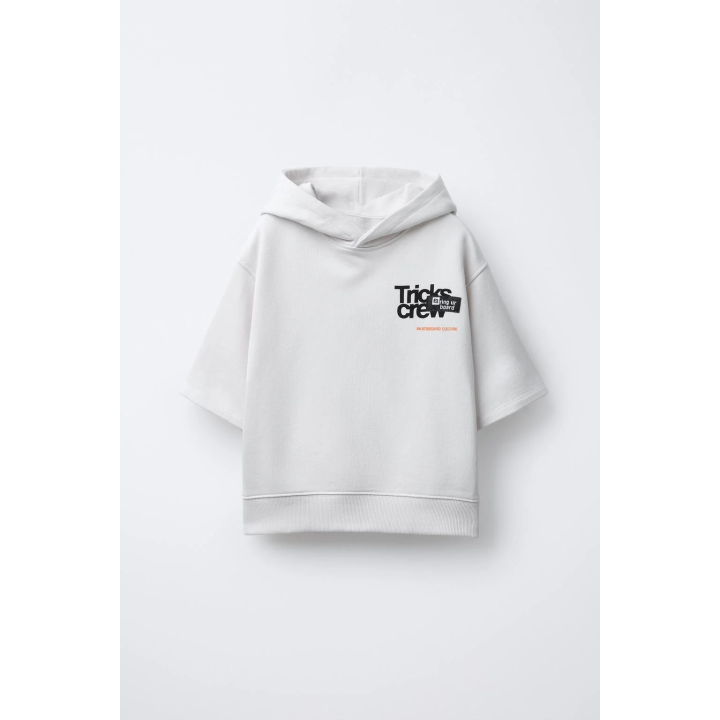 Толстовка с коротким рукавом и лозунгом