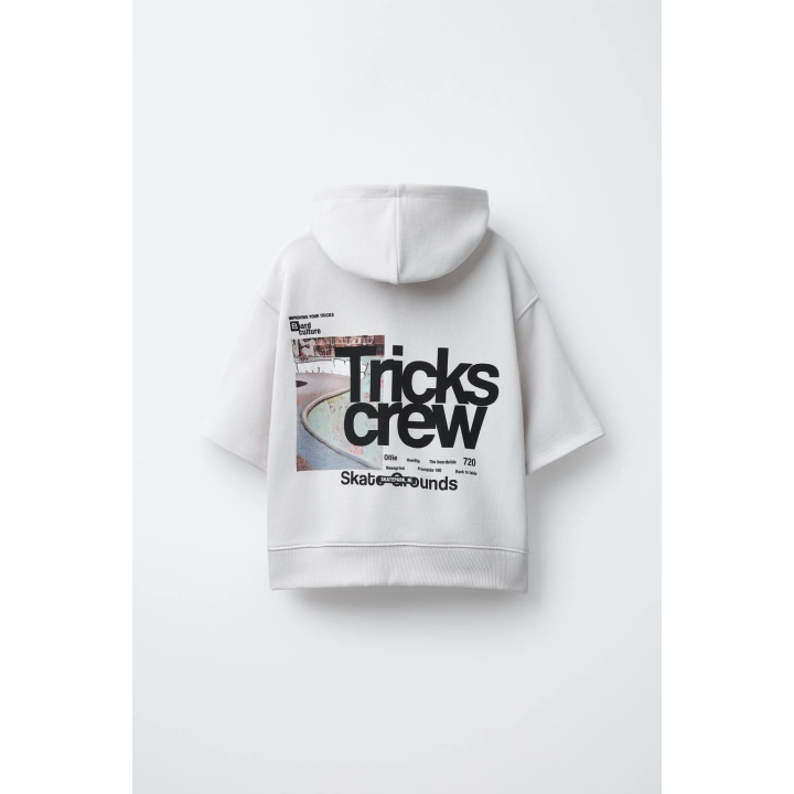 Толстовка с коротким рукавом и лозунгом