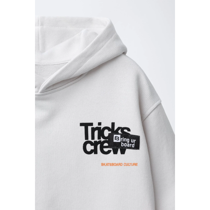 Толстовка с коротким рукавом и лозунгом