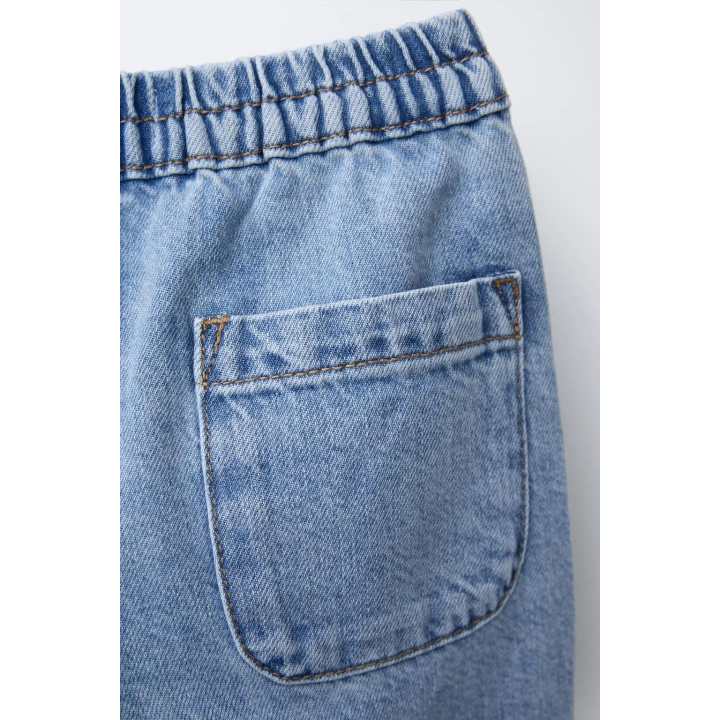 ДЖИНСЫ СВОБОДНОГО КРОЯ С ДЕКОРАТИВНЫМИ ШВАМИ