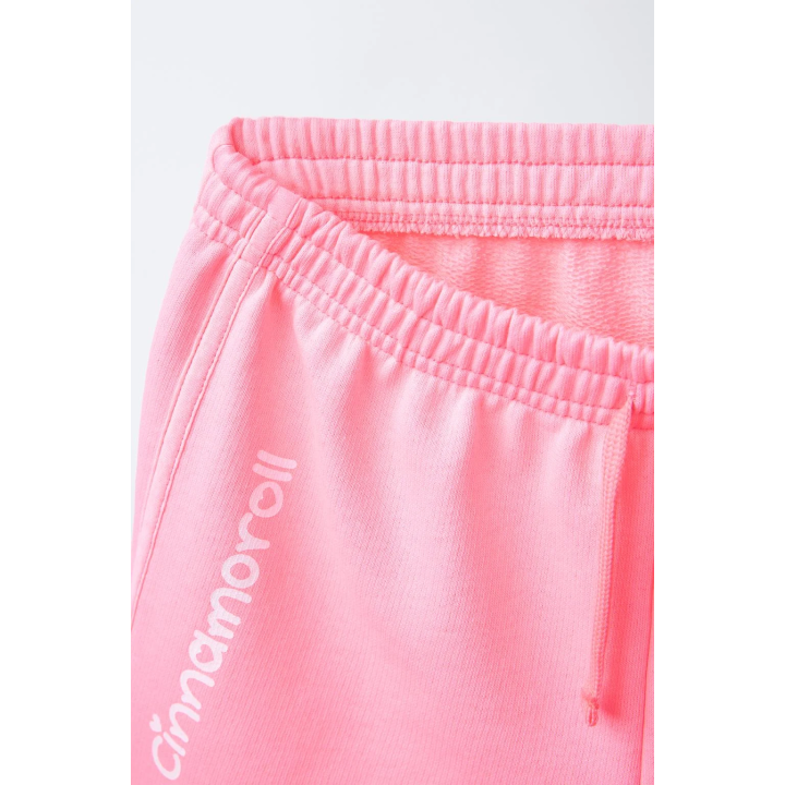 ШОРТЫ-БЕРМУДЫ С РЕЛЬЕФНЫМ ПРИНТОМ CINNAMOROLL © SANRIO