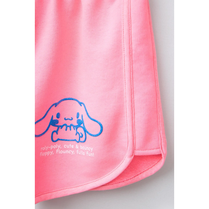 ШОРТЫ-БЕРМУДЫ С РЕЛЬЕФНЫМ ПРИНТОМ CINNAMOROLL © SANRIO