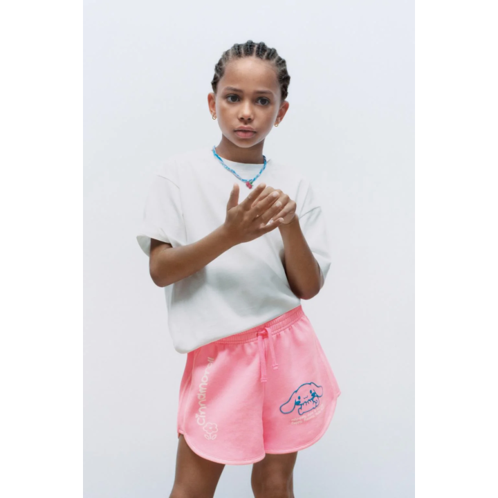 ШОРТЫ-БЕРМУДЫ С РЕЛЬЕФНЫМ ПРИНТОМ CINNAMOROLL © SANRIO