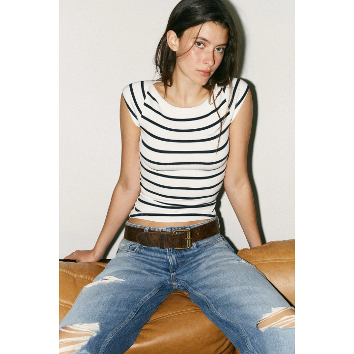 ФУТБОЛКА С ВЫРЕЗОМ-ЛОДОЧКОЙ