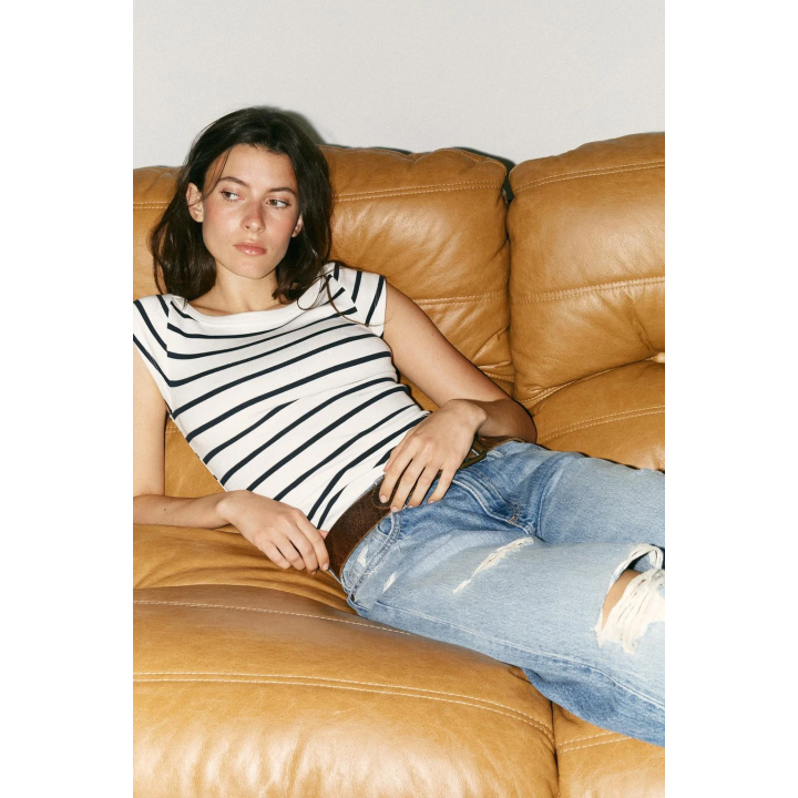 ФУТБОЛКА С ВЫРЕЗОМ-ЛОДОЧКОЙ