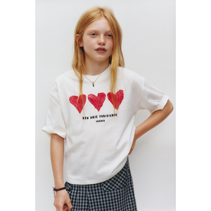 ФУТБОЛКА С СЕРДЕЧКАМИ И ВЫШИТОЙ НАДПИСЬЮ