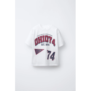 ФУТБОЛКА В СТИЛЕ ПРЕППИ С РЕЛЬЕФНОЙ НАДПИСЬЮ