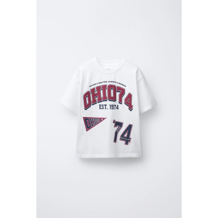 ФУТБОЛКА В СТИЛЕ ПРЕППИ С РЕЛЬЕФНОЙ НАДПИСЬЮ